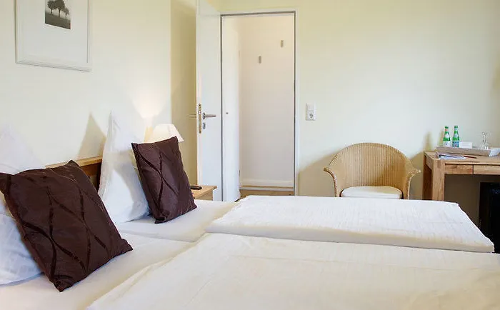 فندق Fruehstueckshotel 3*